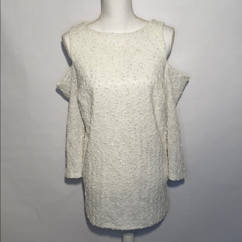Jennifer Lopez white shoulder-less 1X top